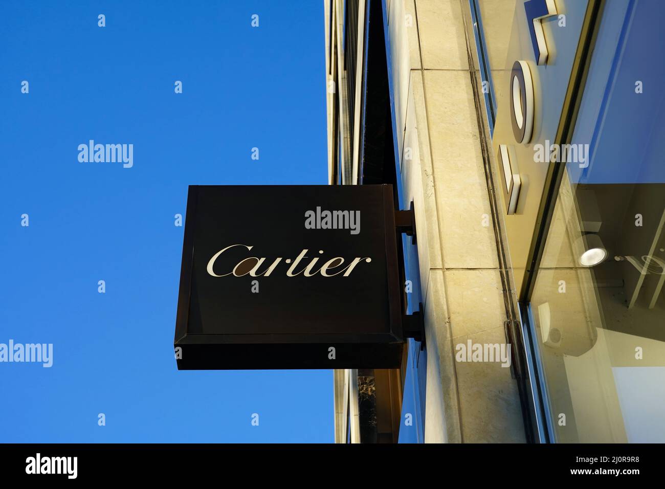 Logo di un negozio di gioielli Cartier sul viale dello shopping Königsallee a Düsseldorf/Germania. Foto Stock