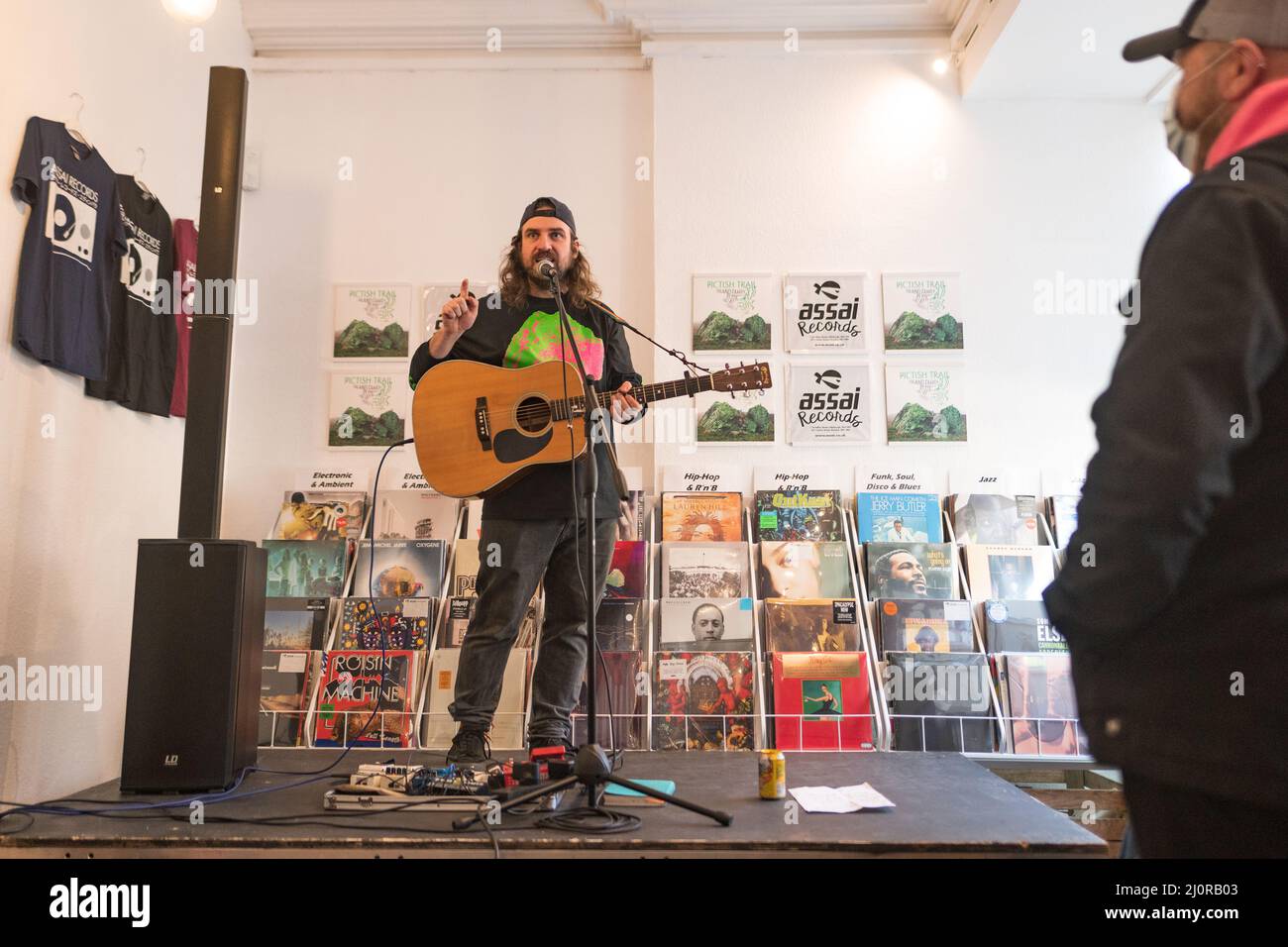 Edimburgo, Scozia. Dom 20 Febbraio 2022. Johnny Lynch AKA Pictish Trail si esibirà presso il negozio di musica di Edimburgo Assai Records per promuovere il loro quinto album "Island Family", pubblicato il 18 marzo 2022 dalla Lost Map Records. Foto Stock