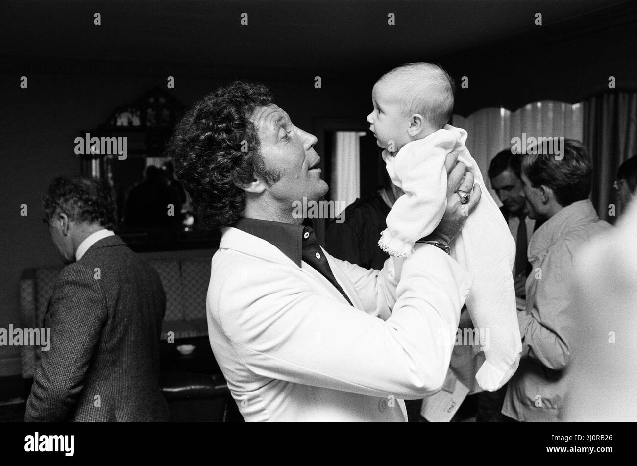 Tom Jones con il nipote Alexander, di undici mesi, nel loro hotel di Londra. 3rd settembre 1983. Foto Stock