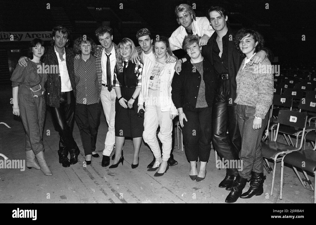 Sei giovani donne hanno incontrato Spandau Ballet (Martin Kemp, Gary Kemp, John Keeble, Steve Norman e Tony Hadley) alla Wembley Area, che ha partecipato al concorso Daily Mirror Rock & Pop. 7th dicembre 1984. Foto Stock