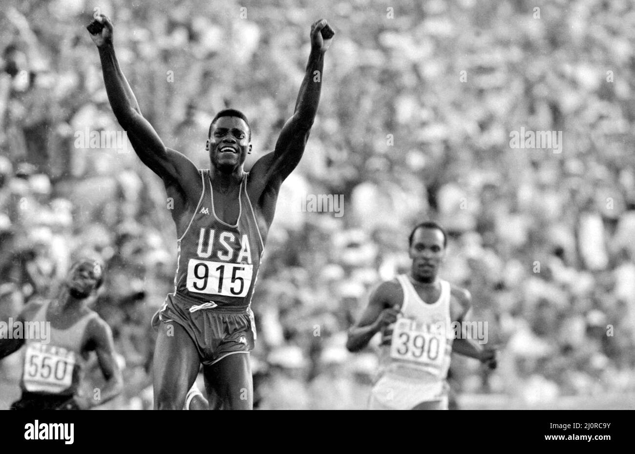 Los Angeles 1984 Carl Lewis celebra dopo aver vinto la finale Mens 100 metri ai Giochi Olimpici.4th Agosto 1984. Foto Stock