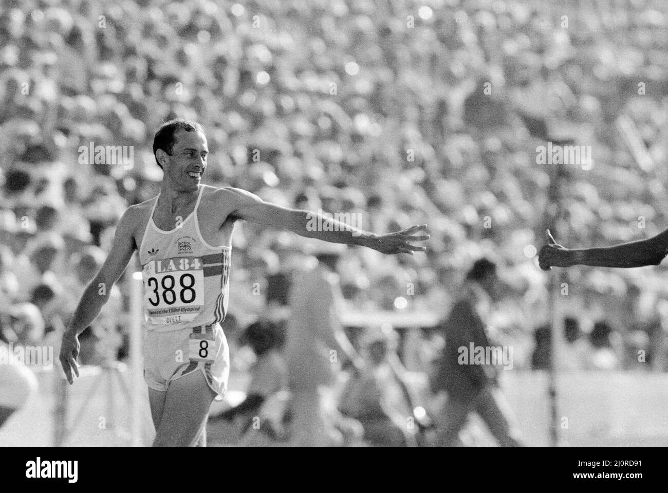 1984 Giochi Olimpici a Los Angeles, USA. Steve Ovett della Gran Bretagna dopo che ha finito secondo nel quarto finale scalda tre dei 800 metri degli uomini per qualificarsi per le semifinali. 7th agosto 1984. Foto Stock