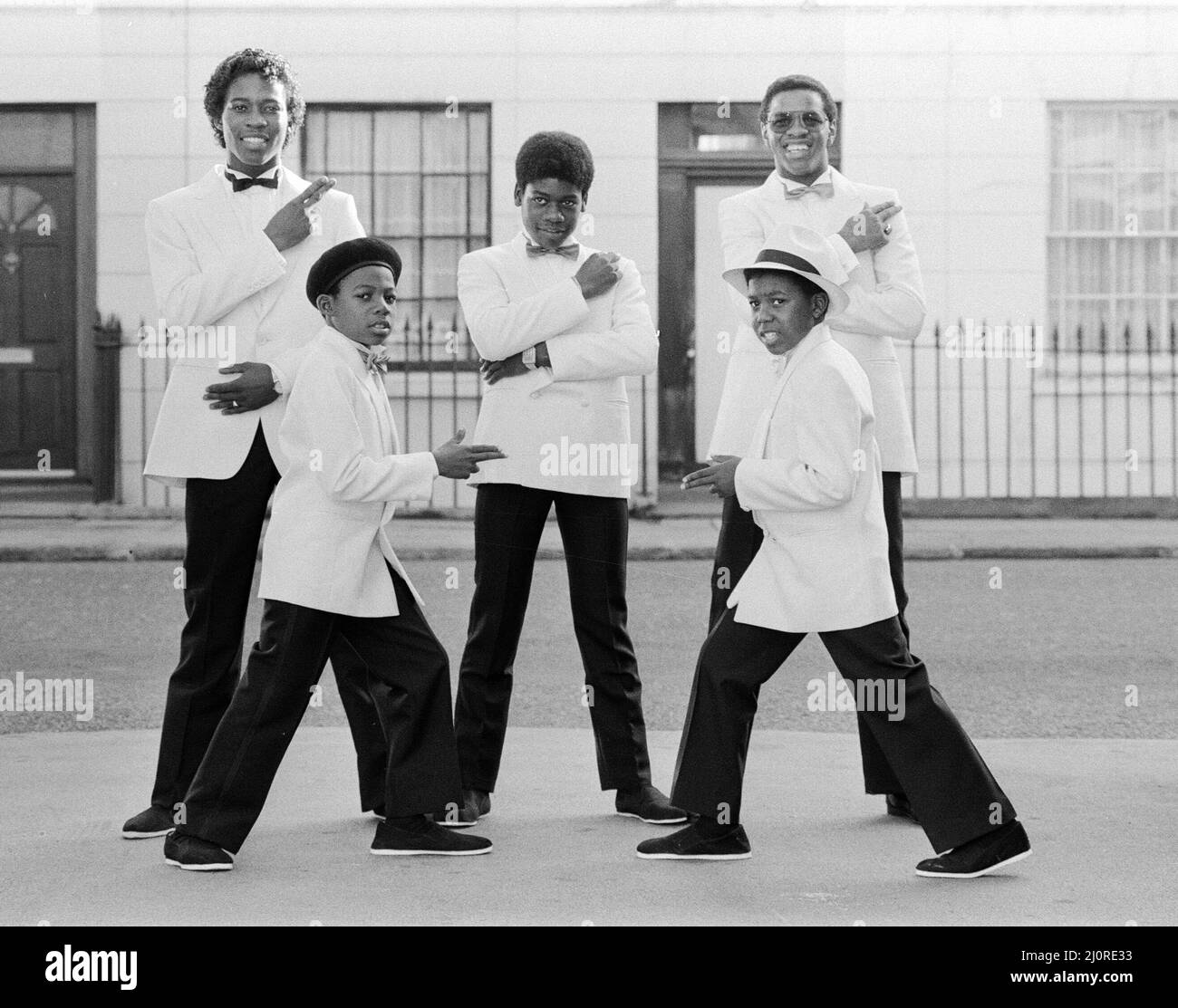 Musical Youth, British Jamaican pop / gruppo reggae, che stanno attualmente registrando il video per il loro ultimo singolo intitolato '007', nella foto del 10th ottobre 1983. I membri del gruppo sono: Freddie Waite a.k.a. Junior, Dennis Seaton, Patrick Waite, Michael Grant & Kelvin Grant *** Local Caption *** Freddie Waite Junior Joir Dennis Seaton Patrick Waite Michael Grant Kelvin Grant Foto Stock