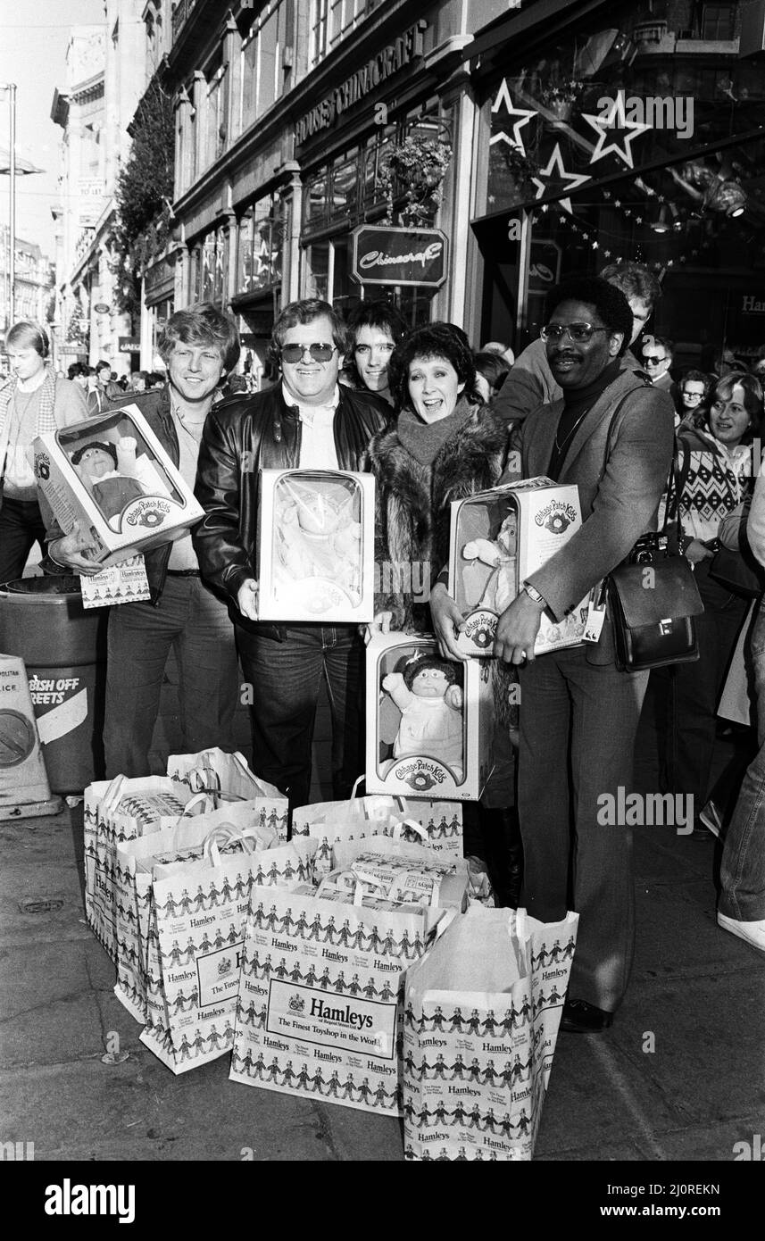 Bambole di cavolo Patch a Hamleys, il negozio di giocattoli più in alto a Londra. Centinaia di persone hanno reclamato per le bambole quando il negozio ha aperto alle 9,00 di questa mattina, sabato. Cinque Americani che volarono sopra Concorde appena per comprare le bambole sono Gary le Duc, Lois Nevler, Paul Wilmot, Lous Pearlman e Frank Sicoli. 3rd dicembre 1983. Foto Stock