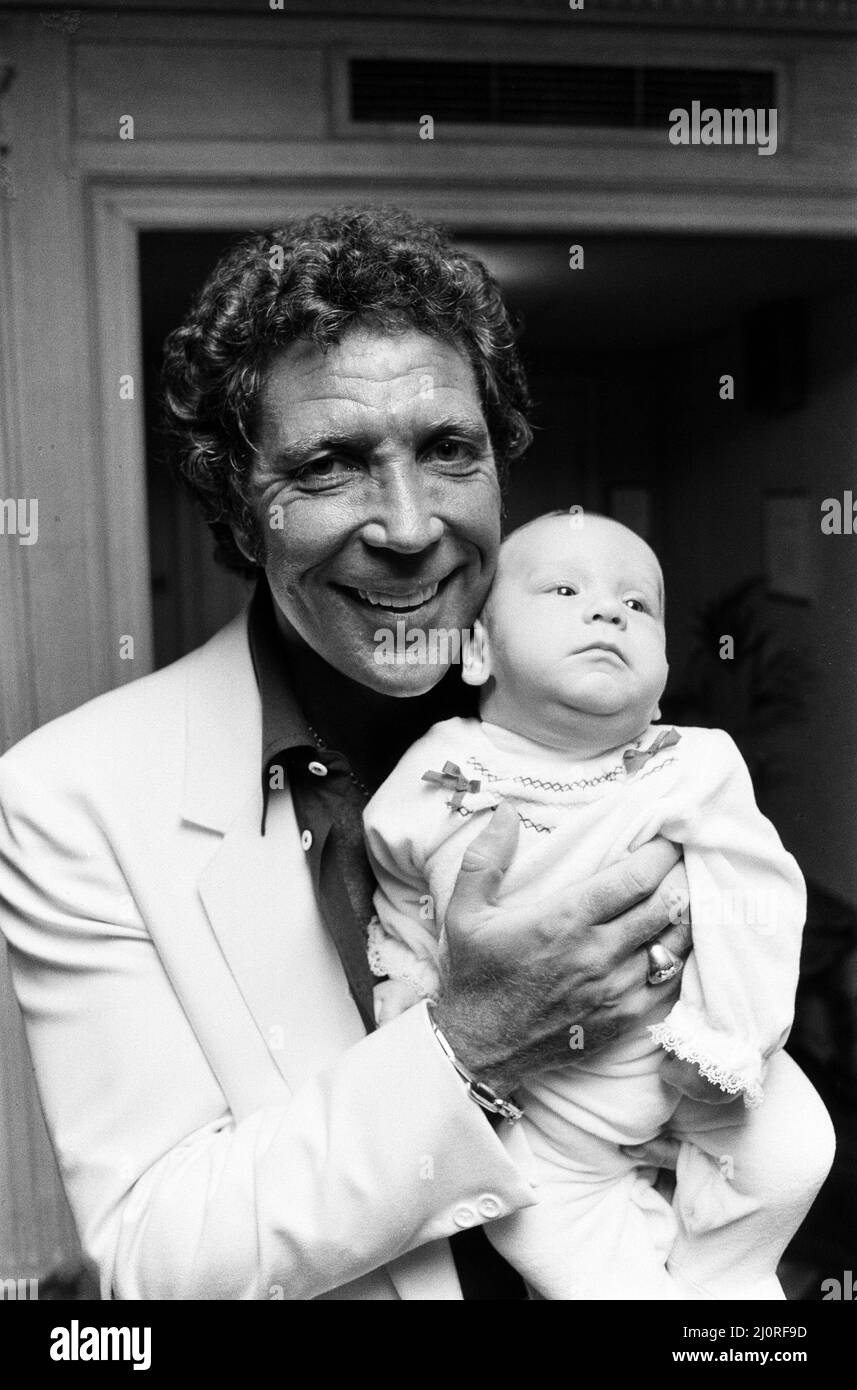 Tom Jones con il nipote Alexander, di undici mesi, nel loro hotel di Londra. 3rd settembre 1983. Foto Stock