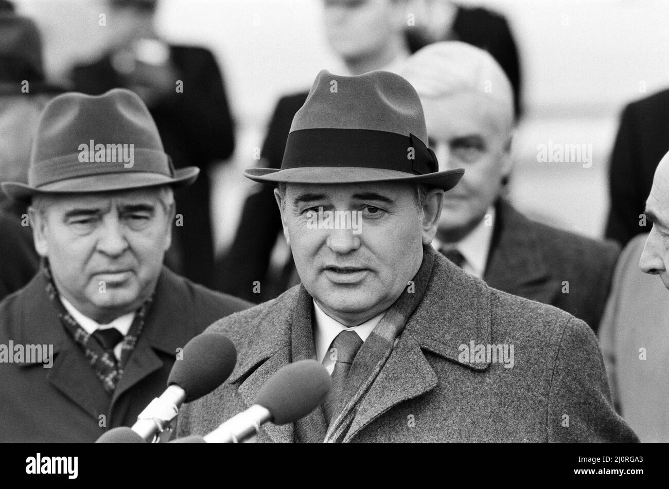Il politico russo Mikhail Gorbachev, membro del Politburo, arriva a Londra per una visita ufficiale. 15th dicembre 1984. Foto Stock
