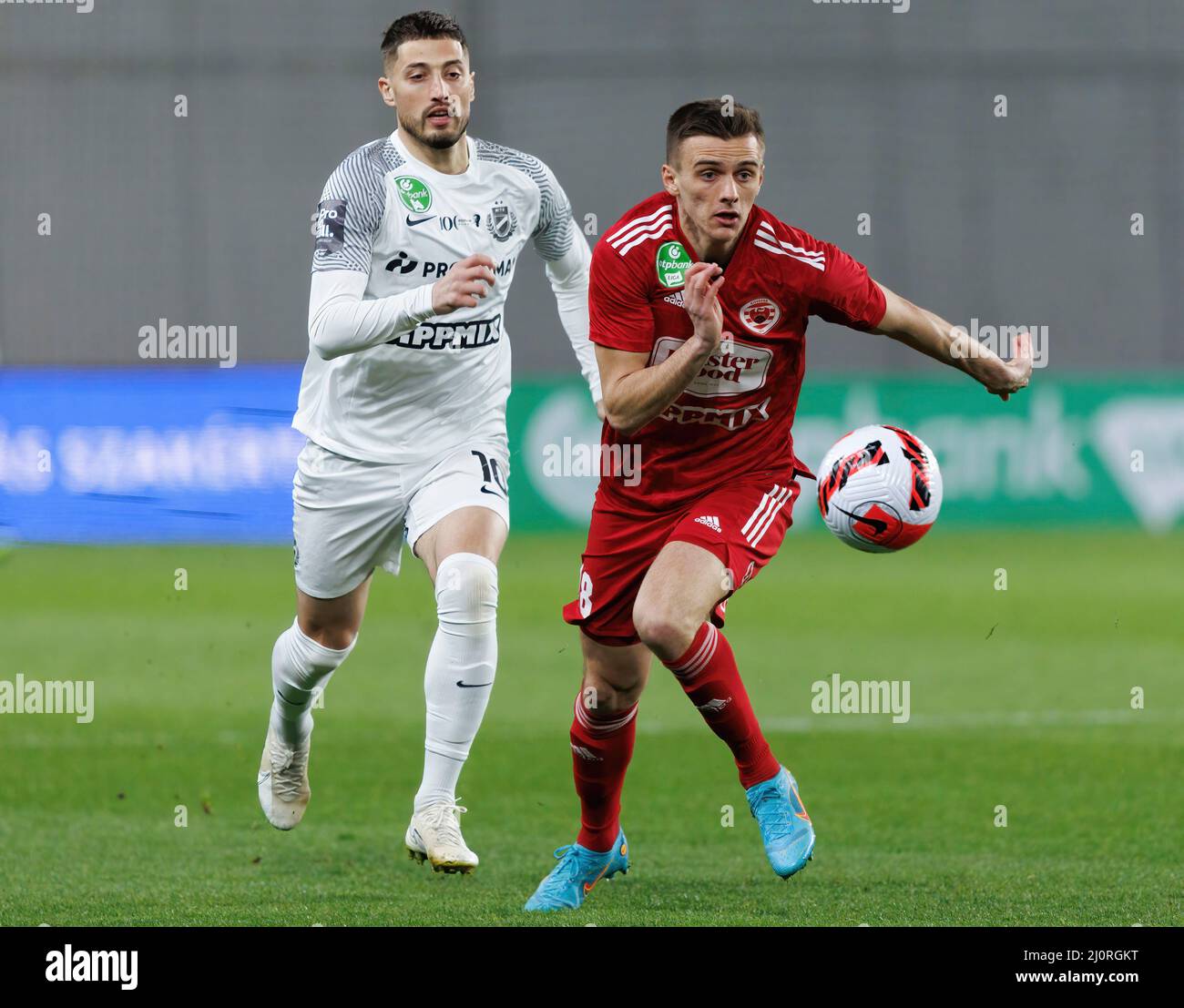 BUDAPEST, UNGHERIA - MARZO 19: Gheorghe Grozav di MTK Budapest insegue Bogdan Melnyk di Kisvarda Master Good durante l'Ungherese OTP Bank Liga match tra MTK Budapest e Kisvarda Master Good allo Stadio Hidegkuti Nandor il 19 Marzo 2022 a Budapest, Ungheria. Foto Stock