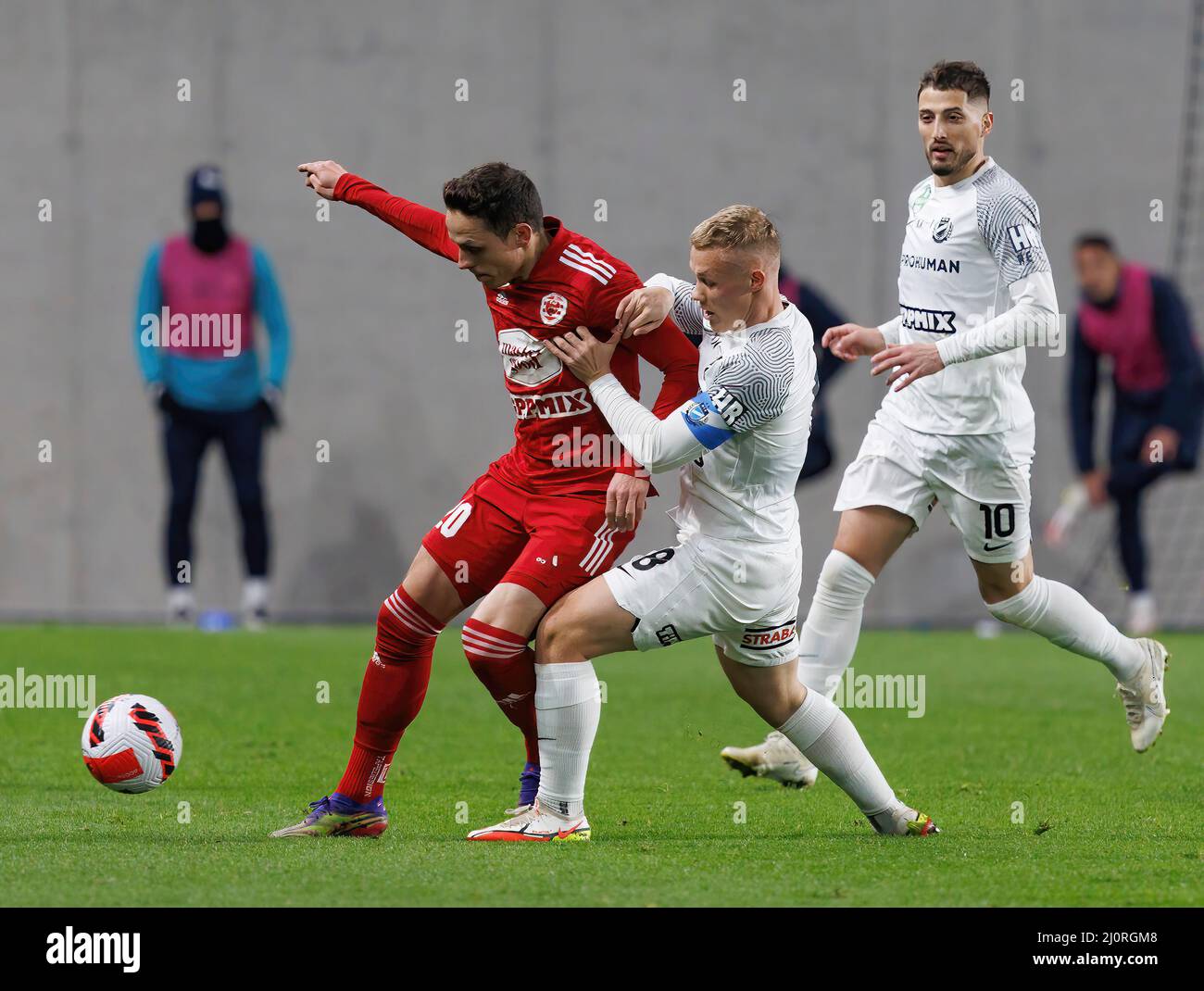 BUDAPEST, UNGHERIA - MARZO 19: Szabolcs Mezei di MTK Budapest combatte per la palla con Jaroslav Navratil di Kisvarda Master Buono davanti a Gheorghe Grozav di MTK Budapest durante la partita ungherese OTP Bank Liga tra MTK Budapest e Kisvarda Master Good allo Stadio Hidegkuti Nandor il 19 marzo 2022 a Budapest, Ungheria. Foto Stock