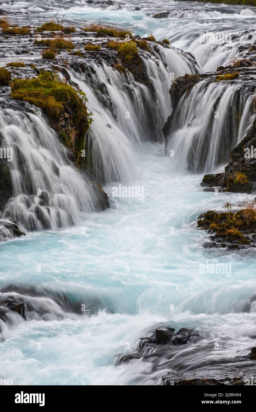 Pittoresca cascata Bruarfoss vista autunno. Stagione che cambia nelle Highlands meridionali dell'Islanda. Foto Stock
