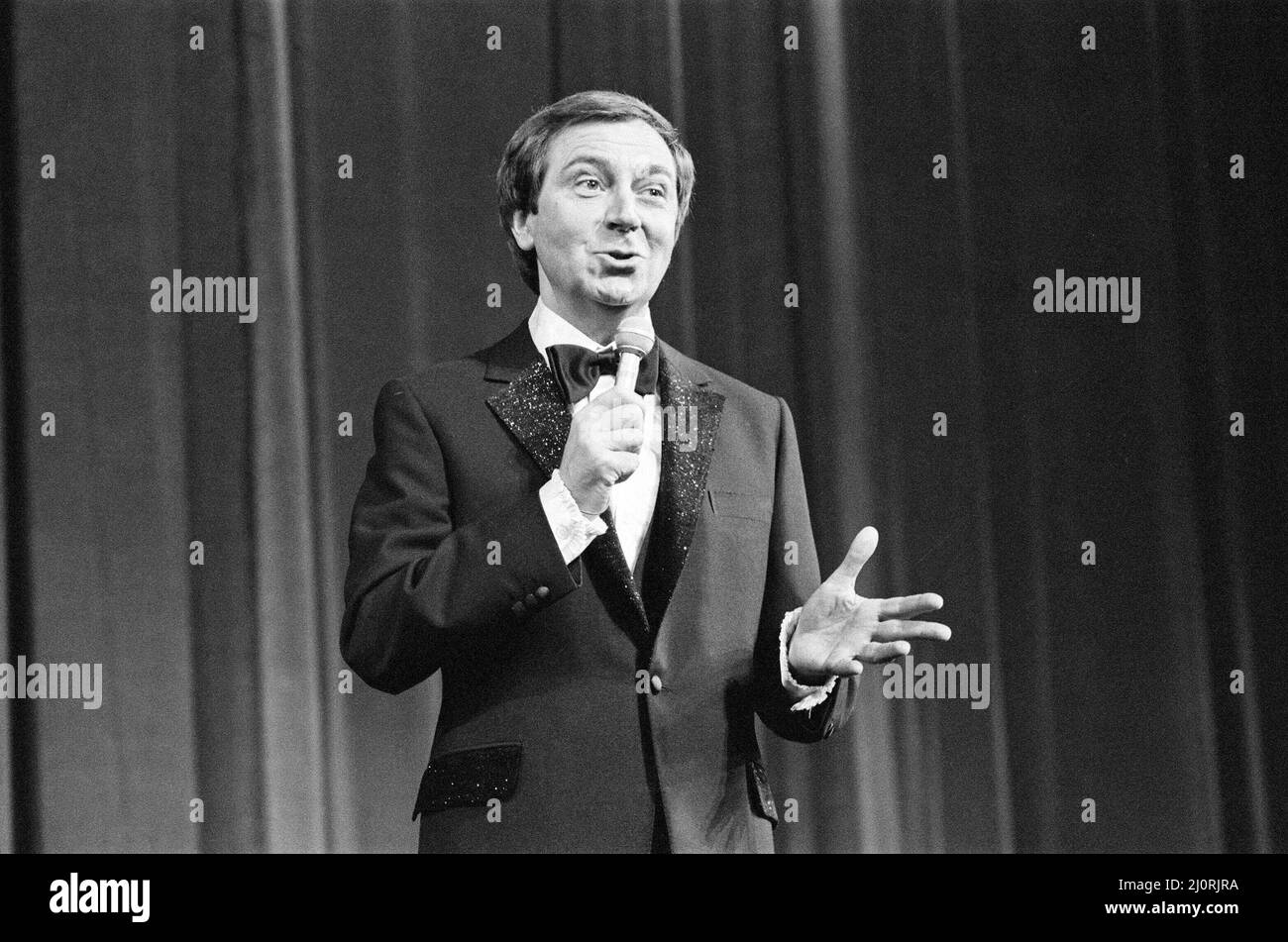 Stelle omaggio al compianto Eric Morecambe. Des o'Connor prende sul palco. 9th novembre 1984. Foto Stock