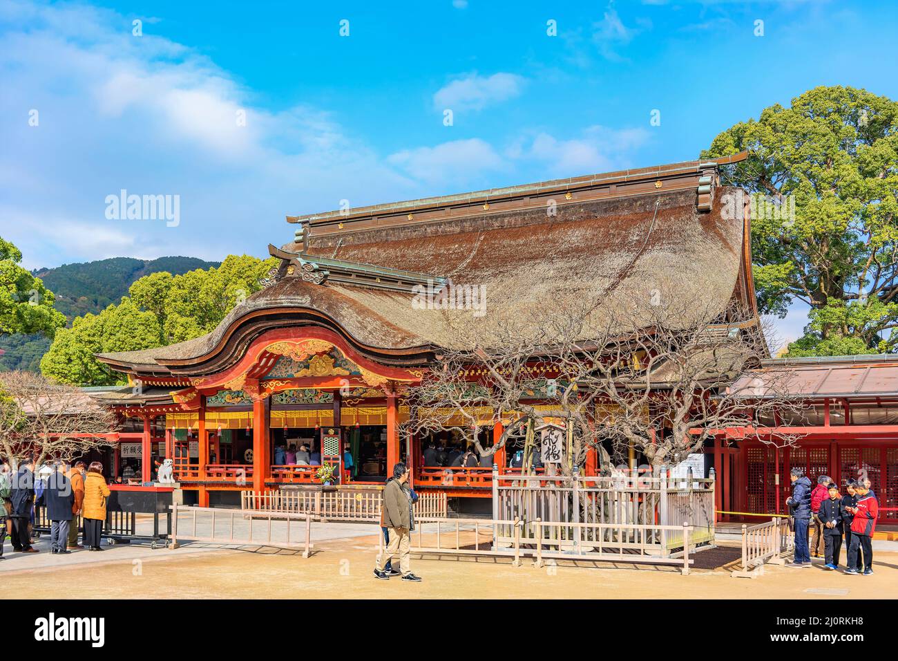 kyushu, fukuoka - dicembre 07 2019: I turisti che si accingono a pregare nel santuario giapponese di Dazaifu dedicato a Sugawara no Michizane adornato con un karaha Foto Stock