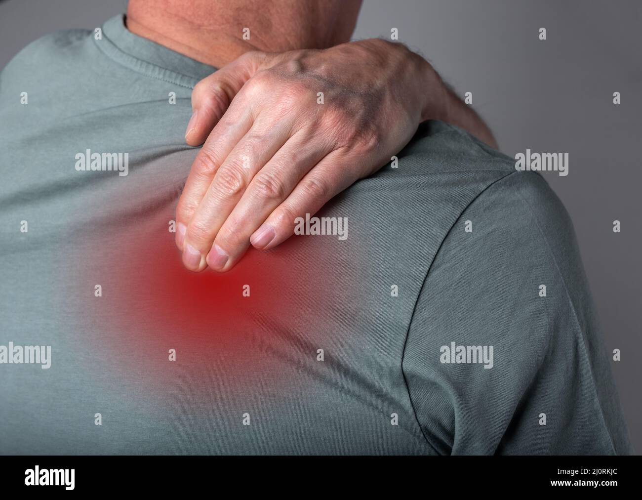 Uomo che soffre di dolore alla spalla. Punto di attivazione. Spalla di tenuta con punto rosso primo piano. Lesioni alla schiena. Assistenza sanitaria, concetto di malattie comuni. Foto di alta qualità Foto Stock