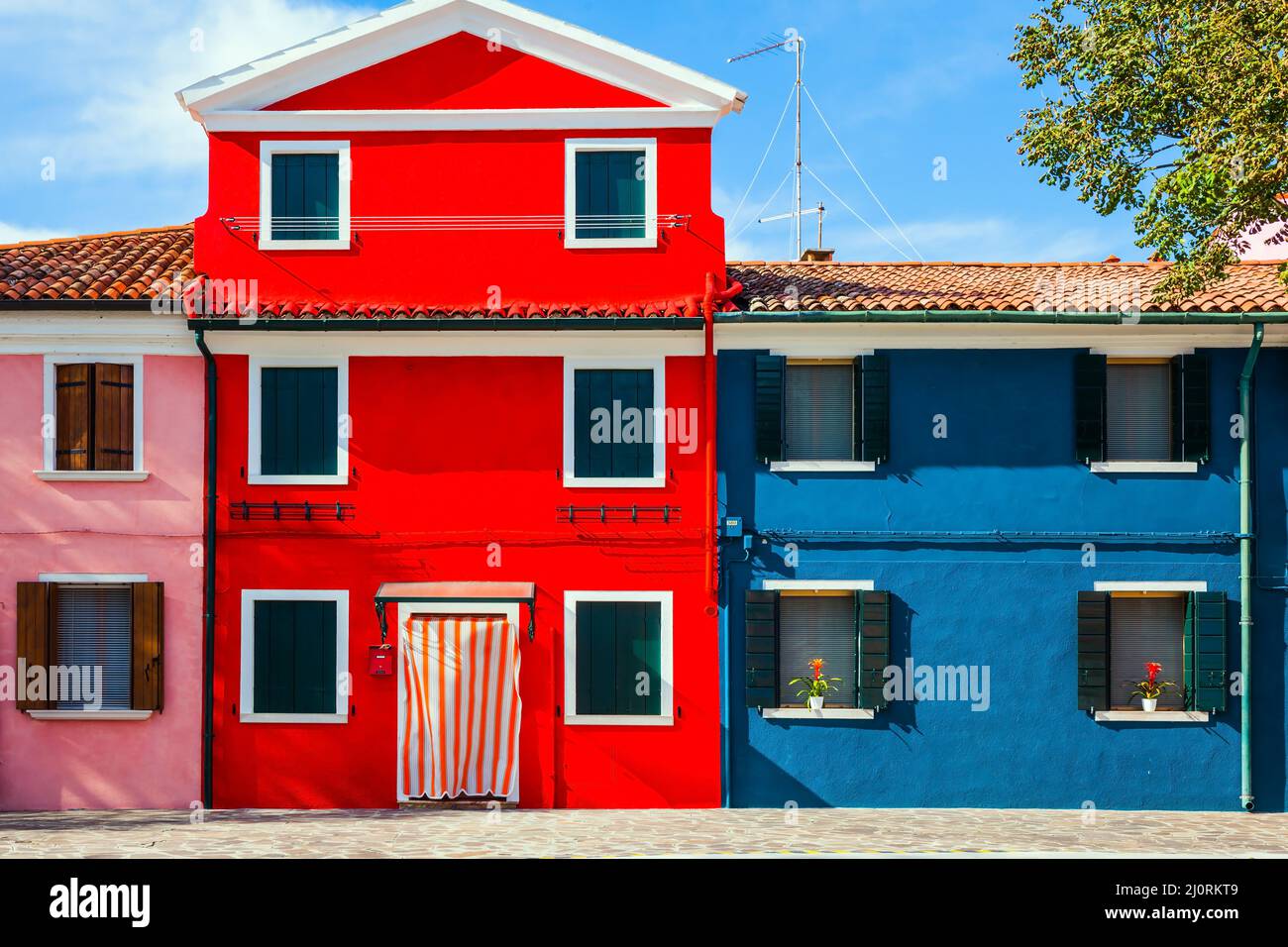 La casa di colore rosso e blu Foto Stock