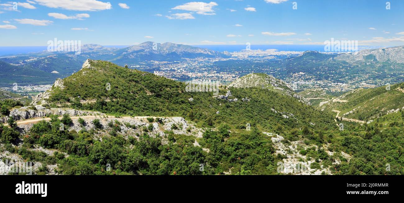 Colline e costa della città di Marsiglia sito di fronte al mare. Foto Stock