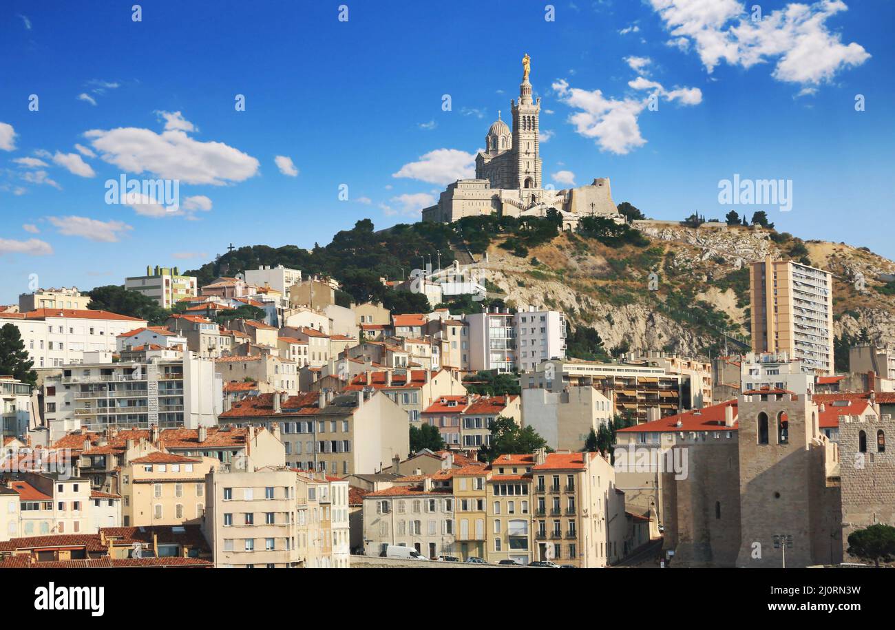 La collina sormontata dalla basilica di Notre-Dame de la Garde a Marsiglia. Foto Stock