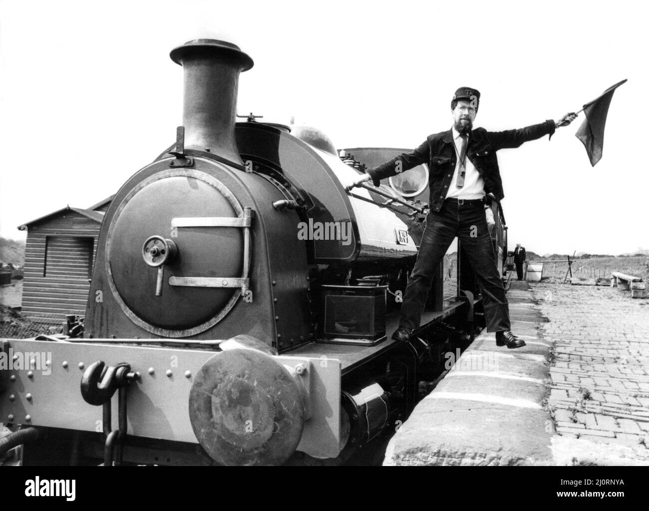 La Tanfield Railway Association guardie Bob Payne và via la locomotiva a vapore Hawthorn Leslie 0-4-0, appena commissionata, costruita nel 1911 sulla pista di Marley Hill il 23rd maggio 1984 Foto Stock