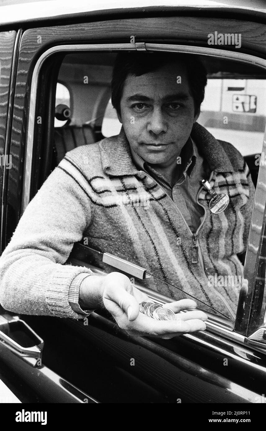 La nuova moneta da 1 libbra. Conducente di cabina Paul Herman. 12th aprile 1983. Foto Stock