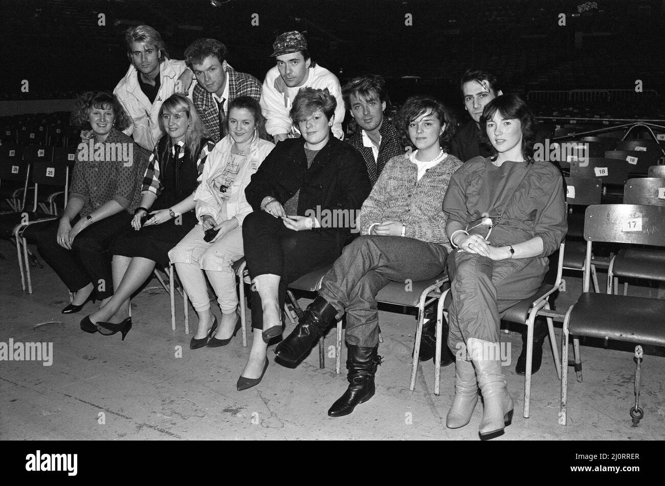 Sei giovani donne hanno incontrato Spandau Ballet (Steve Norman, Gary Kemp, John Keeble, Martin Kemp e Tony Hadley) alla Wembley Area, parte del loro premio in un Daily Mirror Rock & Pop Competition. 7th dicembre 1984. Foto Stock
