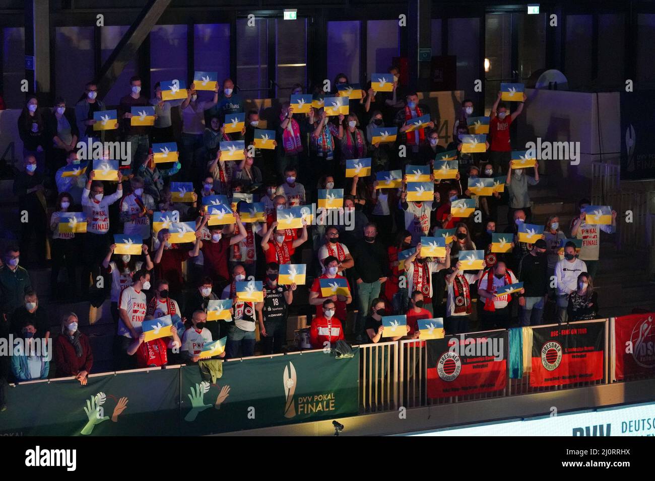 Wiesbaden, Germania. 20th Mar 2022. Tifosi con bandiere ucraine prima della partita finale del Pokal DVV femminile 2021/2022 tra Allianz MTV Stuttgart e Dresdner SC allo Sporthalle am Platz der Deutschen Einheit di Wiesbaden, Germania. Norina Toenges/Sports Press Photo Credit: SPP Sport Press Photo. /Alamy Live News Foto Stock