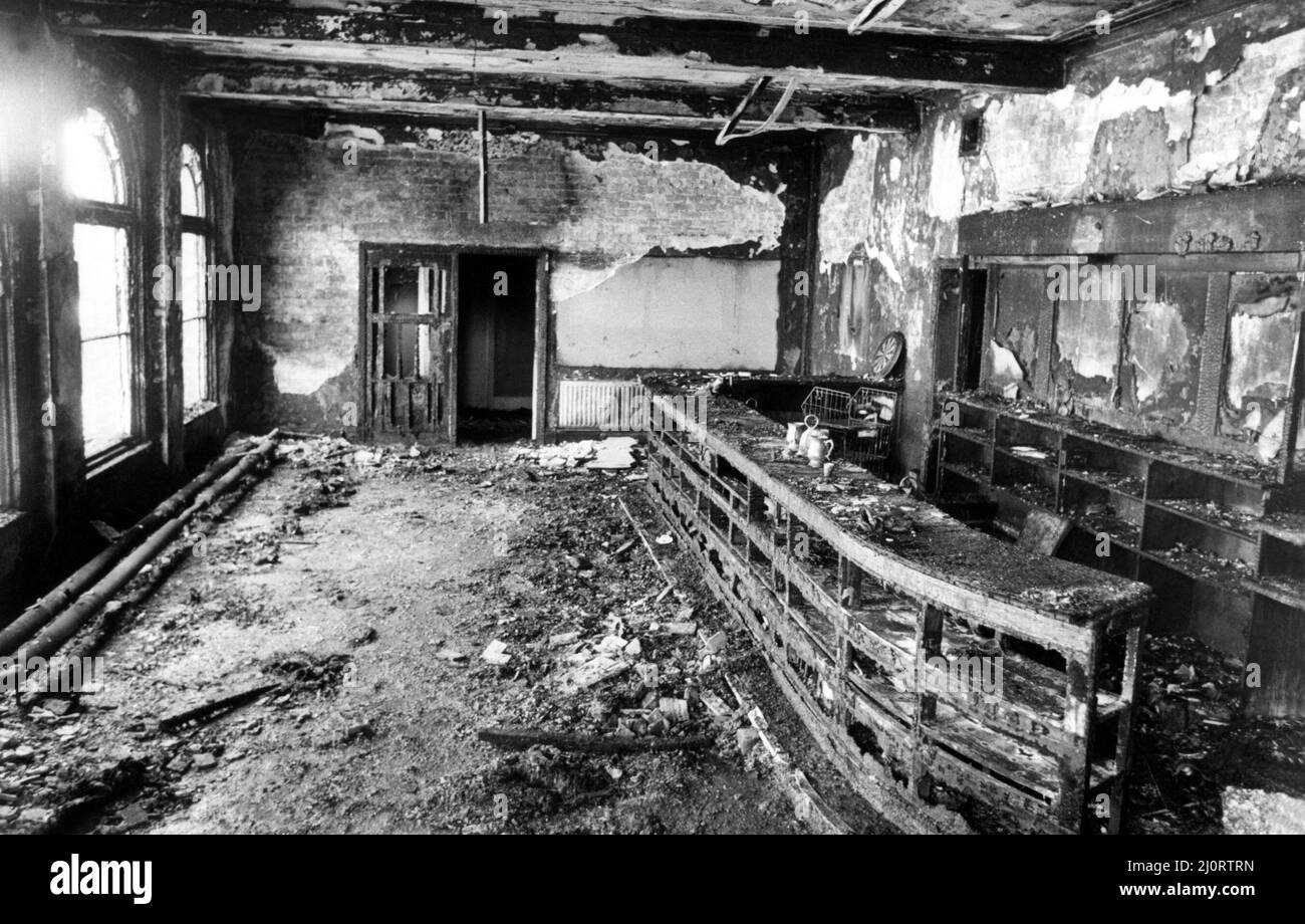 Il National Miners Strike 1984 la polizia ha combattuto battaglie spietate con giovani in lotta a Murton 25 agosto 1984 - l'interno del pub bruciato Foto Stock