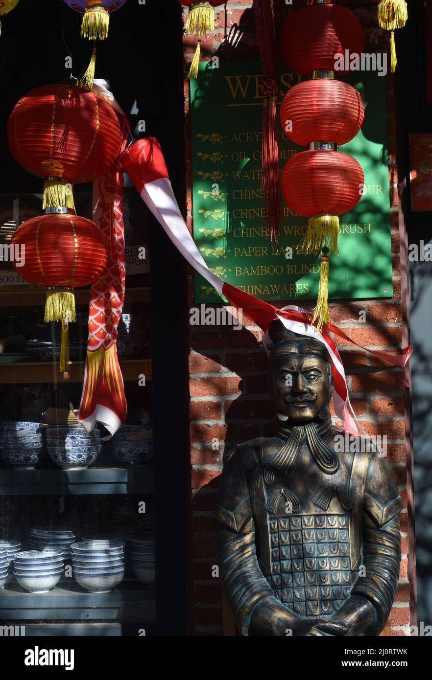 Una statua fuori dalla finestra e l'ingresso ad un negozio a Chinatown in Victoria, British Ciolumbia, Canada Foto Stock