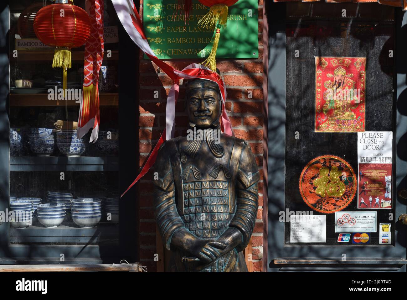 Una statua fuori dalla finestra e l'ingresso ad un negozio a Chinatown in Victoria, British Ciolumbia, Canada Foto Stock
