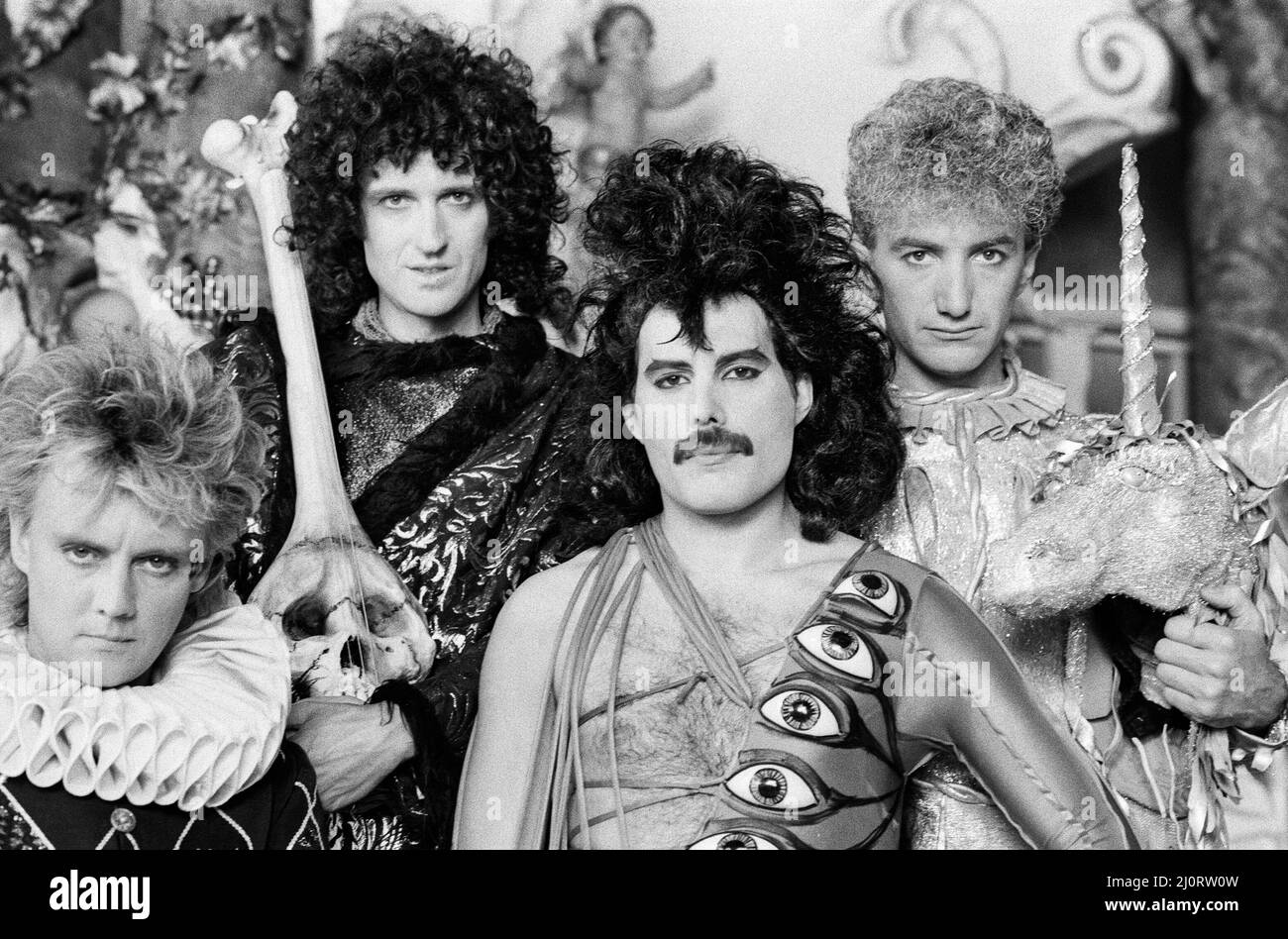 British Rock Group Queen realizzazione di un video per il loro ultimo singolo 'ITS A Hard Life' a Monaco, Germania Ovest.22nd Giugno 1984.British Rock Group Queen composto da Roger Taylor, Brian May, Freddie Mercury e John Deacon, che ha realizzato un video per il loro ultimo singolo 'ITS A Hard Life' a Monaco, Germania Ovest. 22nd giugno 1984. Foto Stock