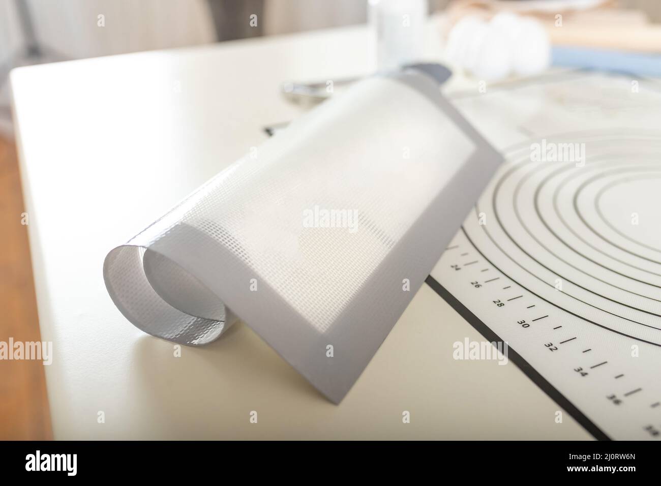 Tappetini da forno in silicone termoresistenti sulla scrivania da cucina, fuoco morbido selettivo. Foto Stock