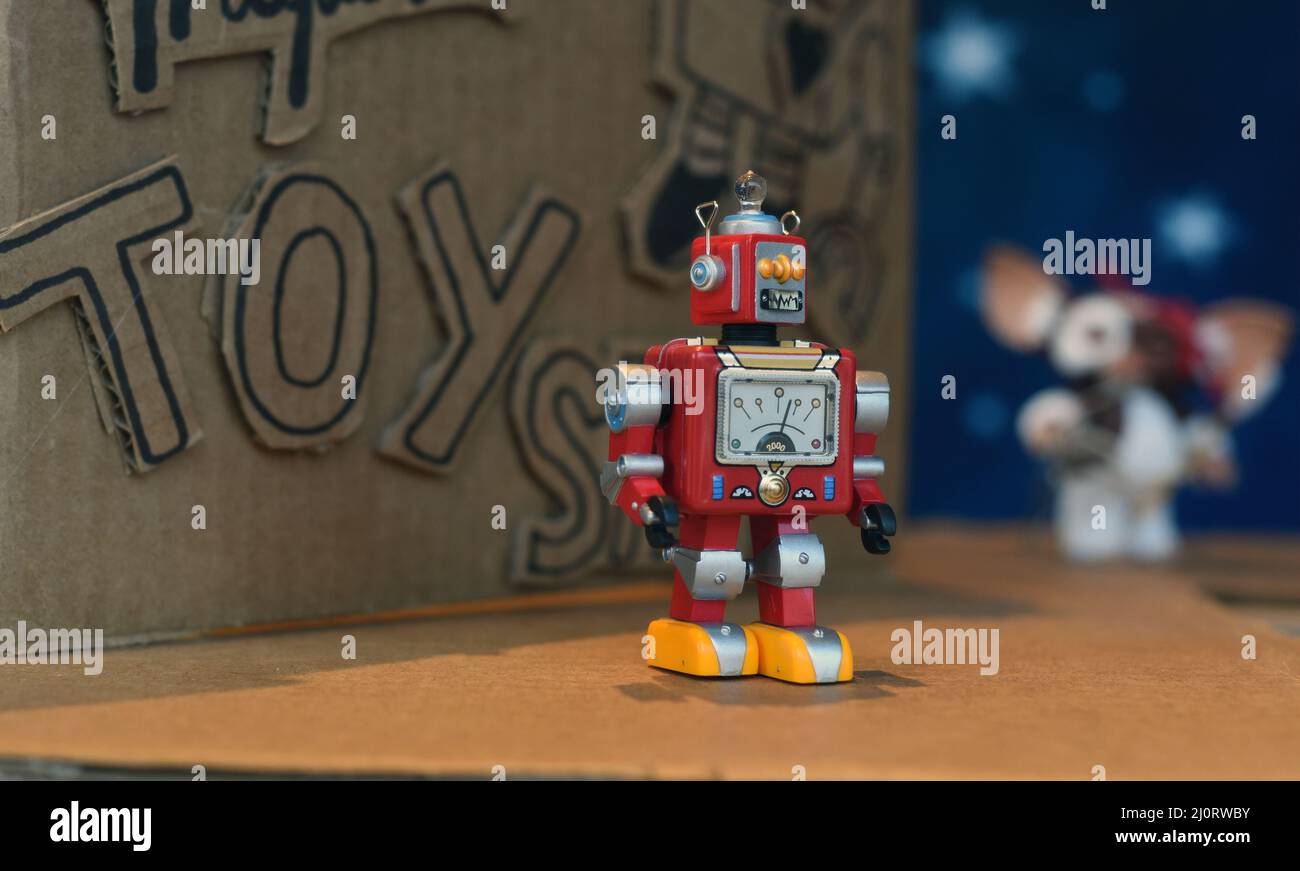 Un robot giocattolo in esposizione in una finestra del negozio di giocattoli Foto Stock