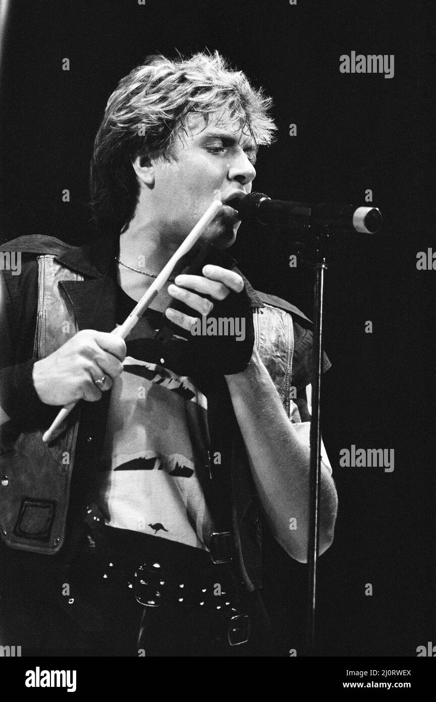 Duran Duran in concerto, Apollo Theatre, Manchester.(Picture) il cantante Simon le Bon si esibisce dal vivo sul palco. 7th dicembre 1983. Foto Stock