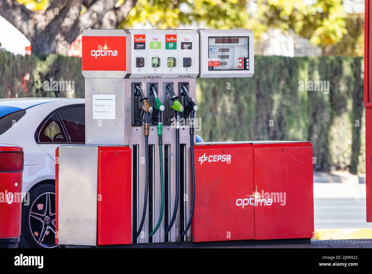 Huelva, Spagna - 6 marzo 2022: Vista di una pompa di benzina in un distributore di benzina Cepsa Foto Stock