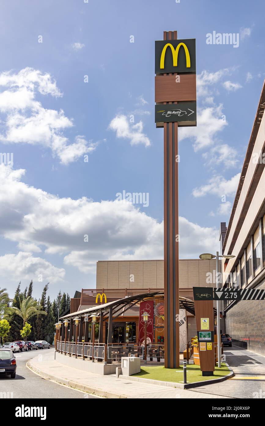 Huelva, Spagna - 19 marzo 2022: McDonald's McAuto Drive all'ingresso. McDonald's è una multinazionale americana di fast food, fondata nel 1940 come Foto Stock
