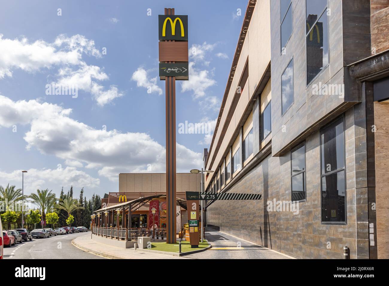 Huelva, Spagna - 19 marzo 2022: McDonald's McAuto Drive all'ingresso. McDonald's è una multinazionale americana di fast food, fondata nel 1940 come Foto Stock