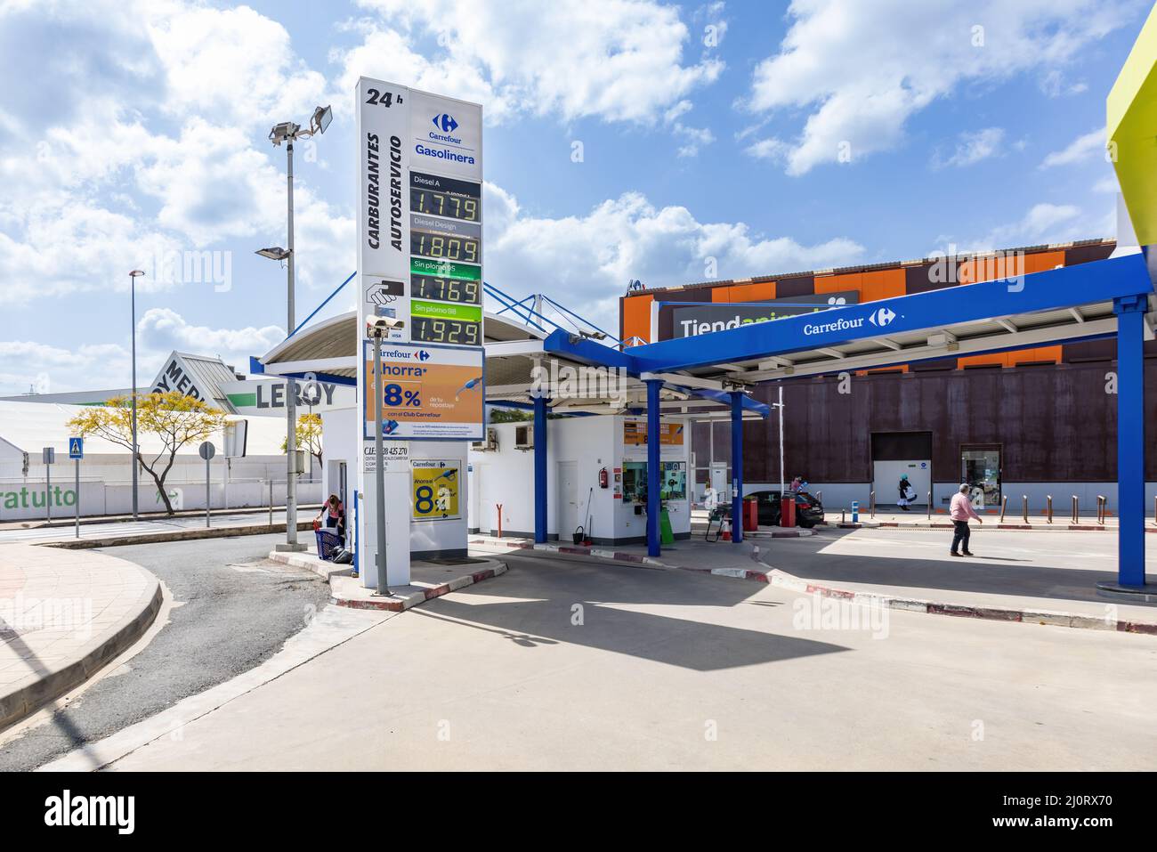 Huelva, Spagna - 19 marzo 2022: Mostra con i prezzi del gas, diesel e benzina senza piombo, alla stazione di benzina Carrefour con carburante Cepsa. Foto Stock