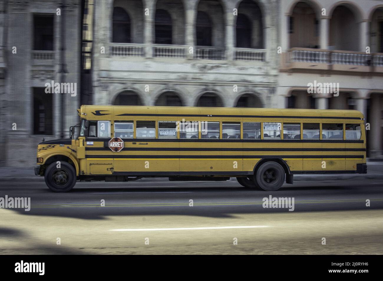 Il tipico bus scolastico giallo americano in strada è il modello internazionale 3800 S1700. La Habana, Cuba Foto Stock