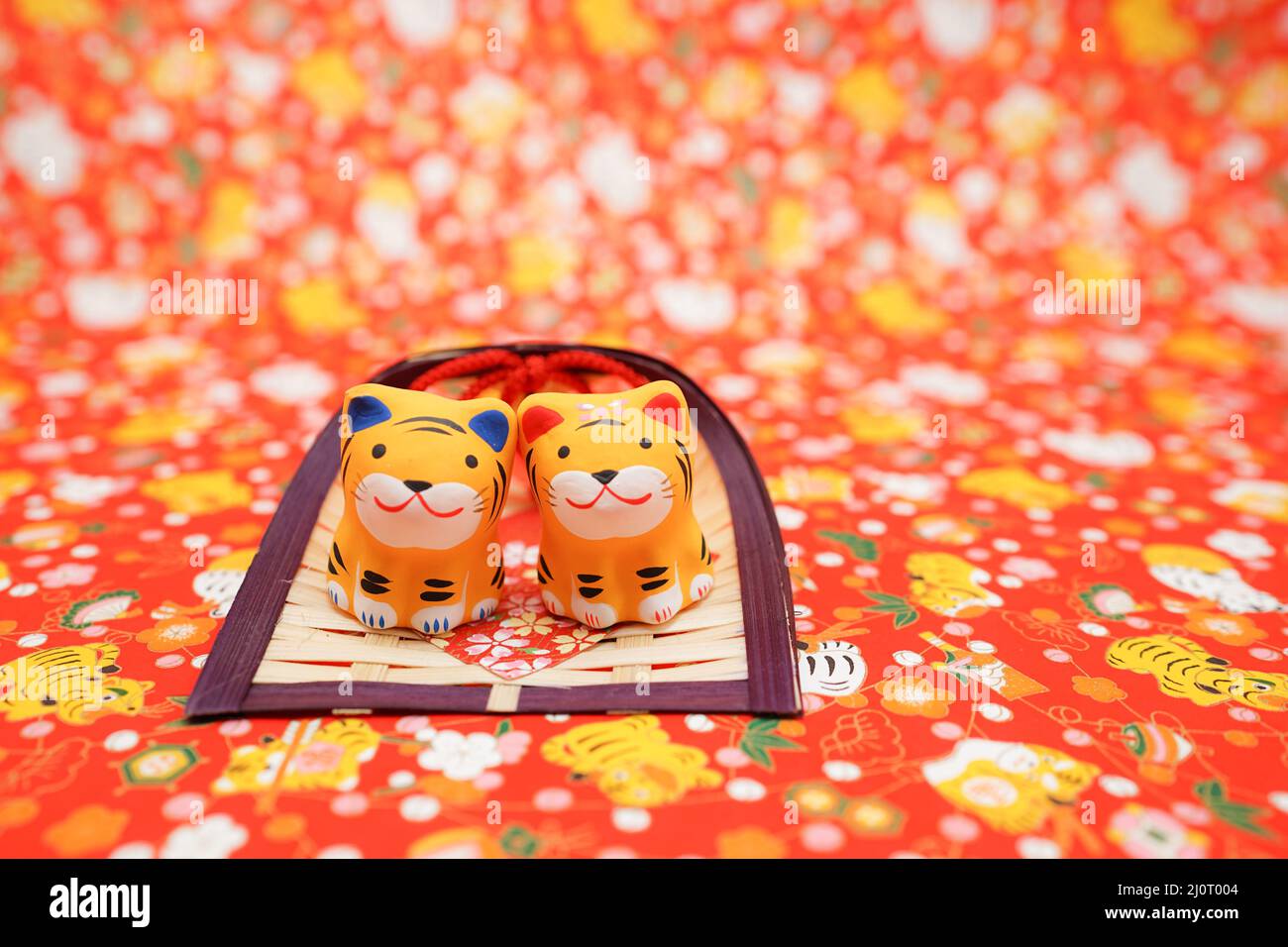 Bambola della tigre e sfondo (materiale della carta di Capodanno) Foto Stock