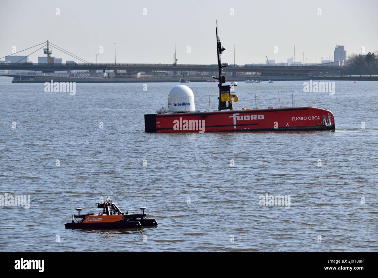 Fugro Orca Uncrewed Surface Vessel (USV) operante nel Royal Victoria Dock di Londra Est durante la manifestazione Oceanology International 22 Foto Stock
