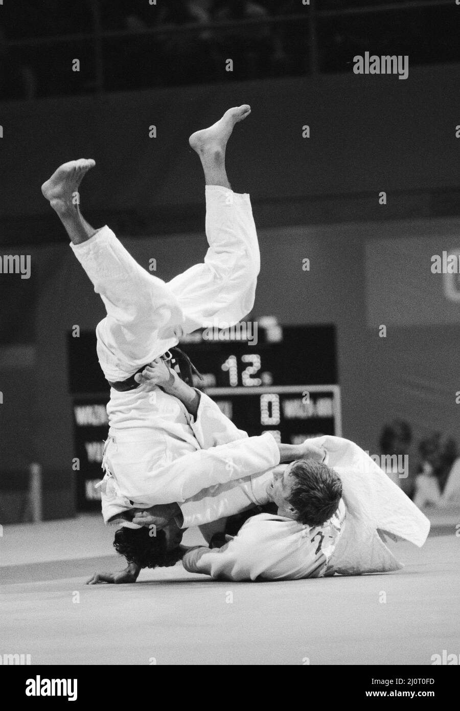 1984 Giochi Olimpici a Los Angeles, USA. Neil Adams della Gran Bretagna lancia il suo avversario sulla sua strada per vincere la medaglia d'argento nella categoria Mezza Middleweight del Judo degli uomini. 7th agosto 1984. Foto Stock