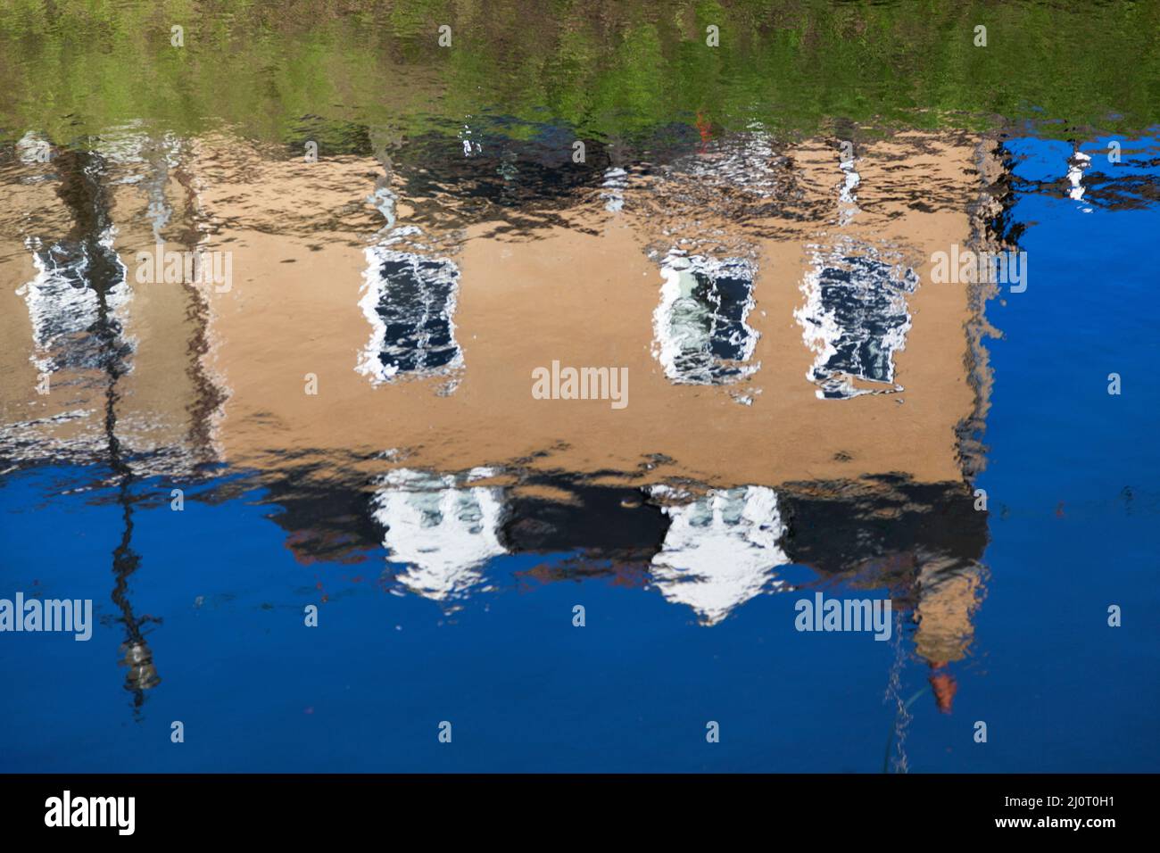 Riflessioni nel vecchio fiume Nene nel mese di marzo, Cambridgeshire Foto Stock