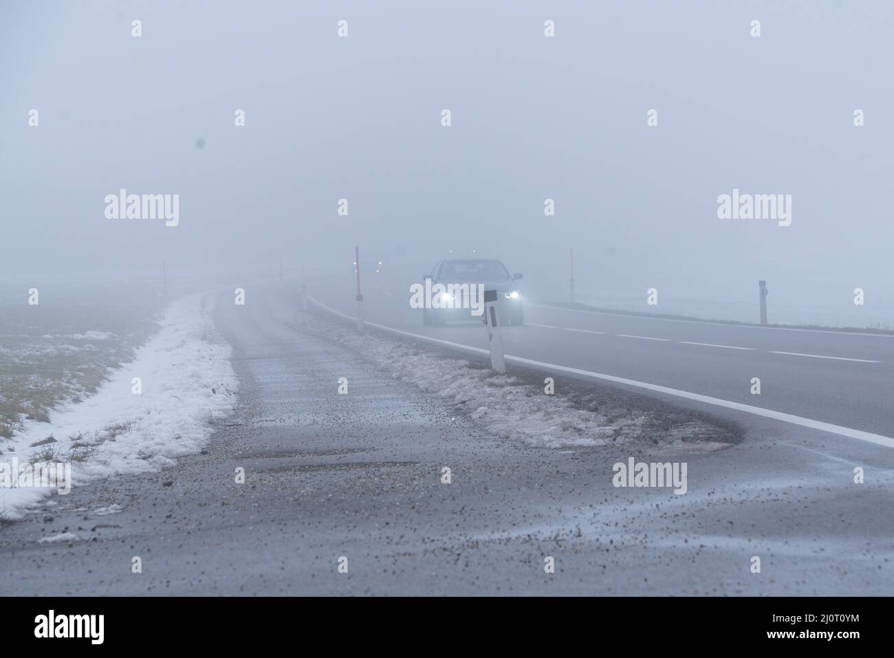 Nebbia fitta e condizioni di guida pericolose - zona antinebbia pericolosa Foto Stock