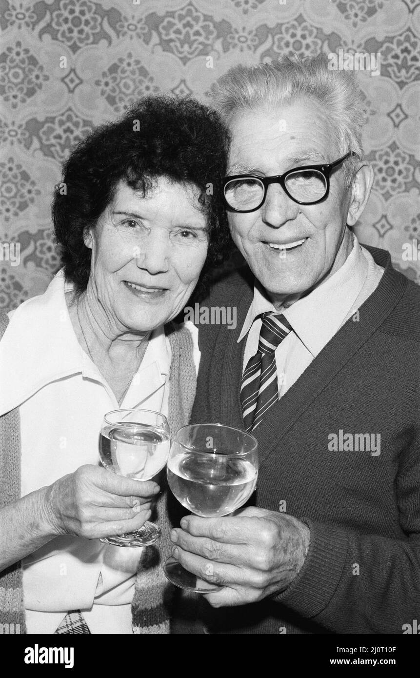 Arthur e Hilda Bates visto qui per celebrare le loro nozze d'Oro al loro castello Weoley, Birmingham xx aprile 1984 Foto Stock