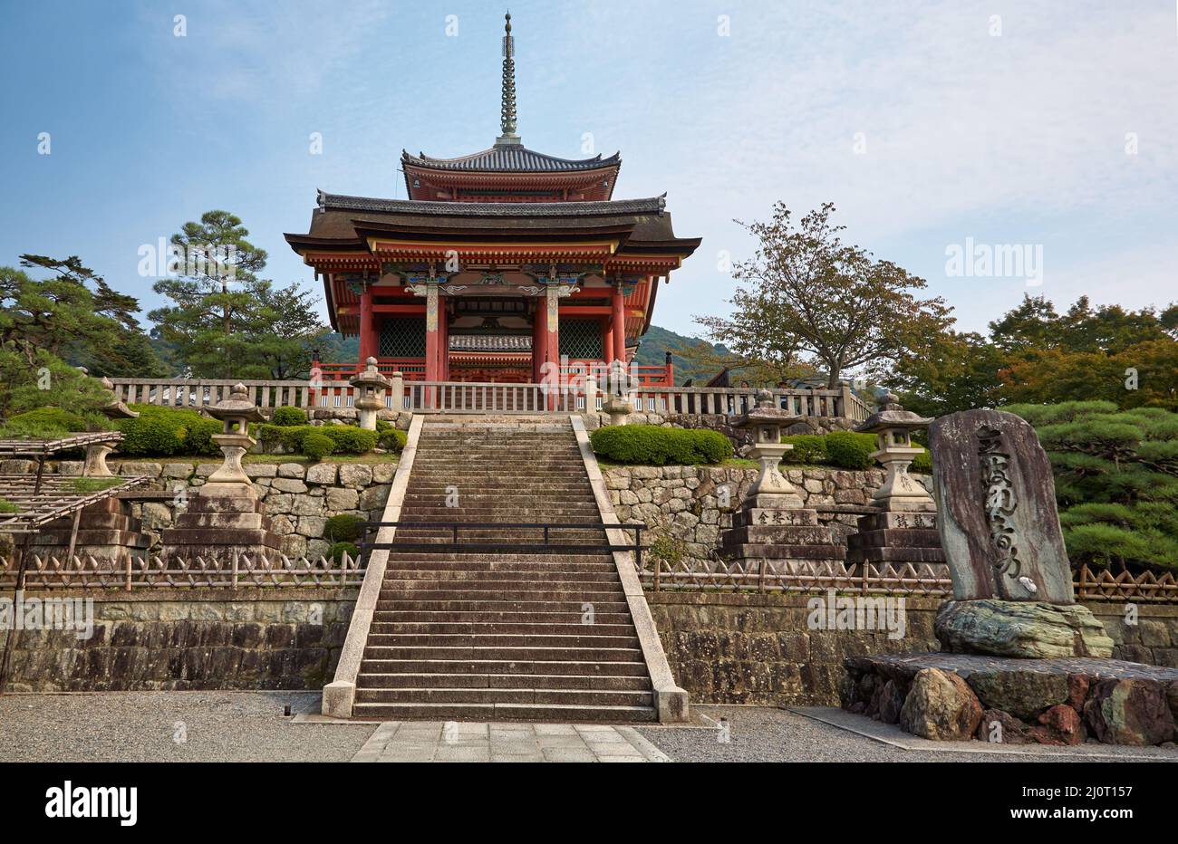 Le scale per la porta Ovest (sei-mon) per il tempio Kiyomizu-dera. Kyoto. Giappone Foto Stock