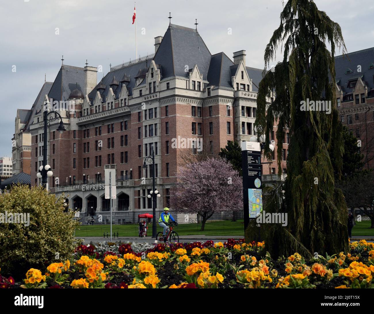 I fiori fioriscono di fronte allo storico Fairmont Empress Hotel di Victoria, British Columbia, Canada Foto Stock