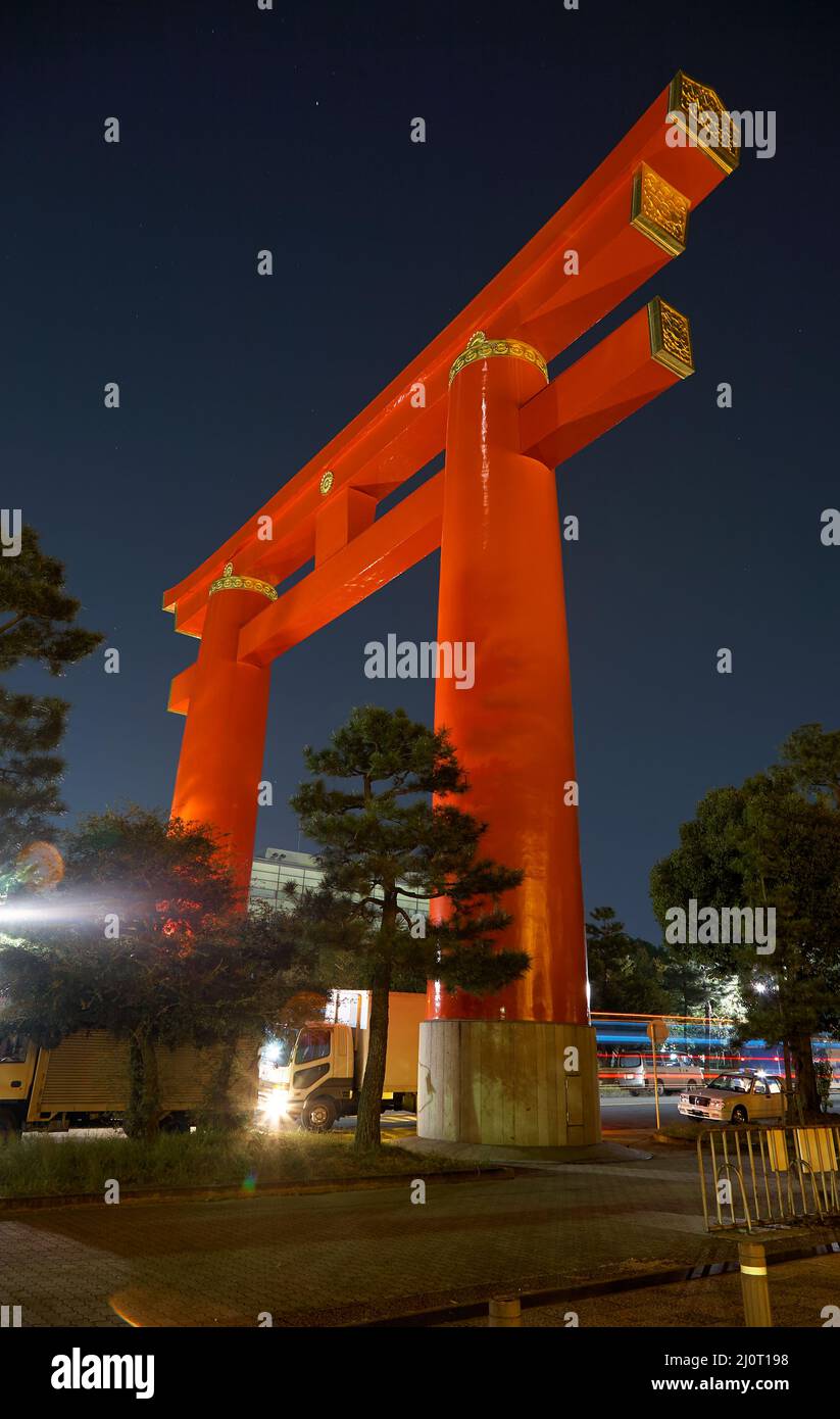 Torii porta del santuario Heian-jingu nella notte. Kyoto. Giappone Foto Stock