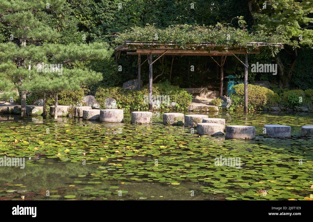 Ponte Garyu attraverso lo stagno Soryu-ike nel giardino centrale del Santuario Heian-jingu. Kyoto. Giappone Foto Stock