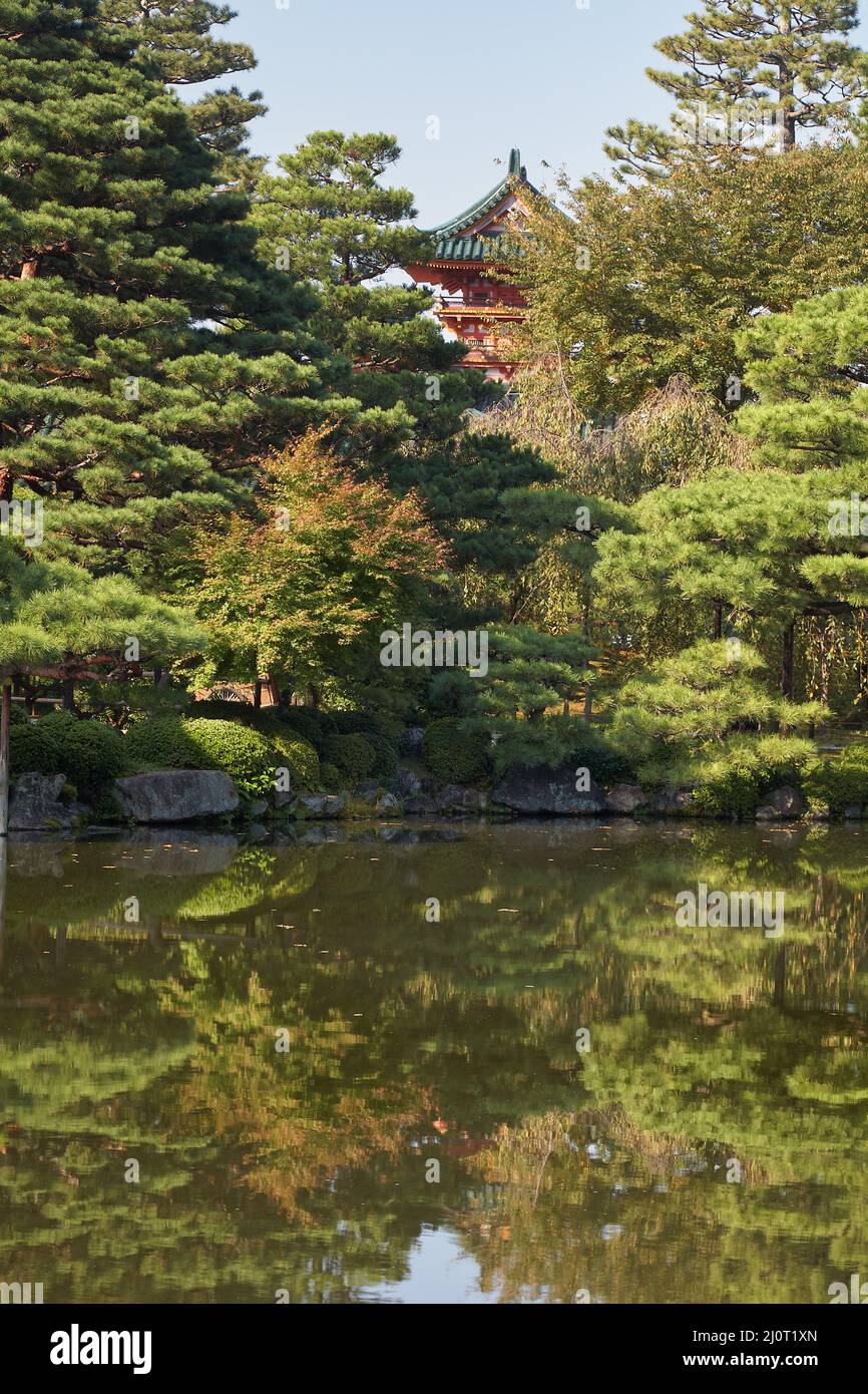 Seiho-ike stagno a East Shin-en giardino di Heian-jingu Santuario. Kyoto. Giappone Foto Stock