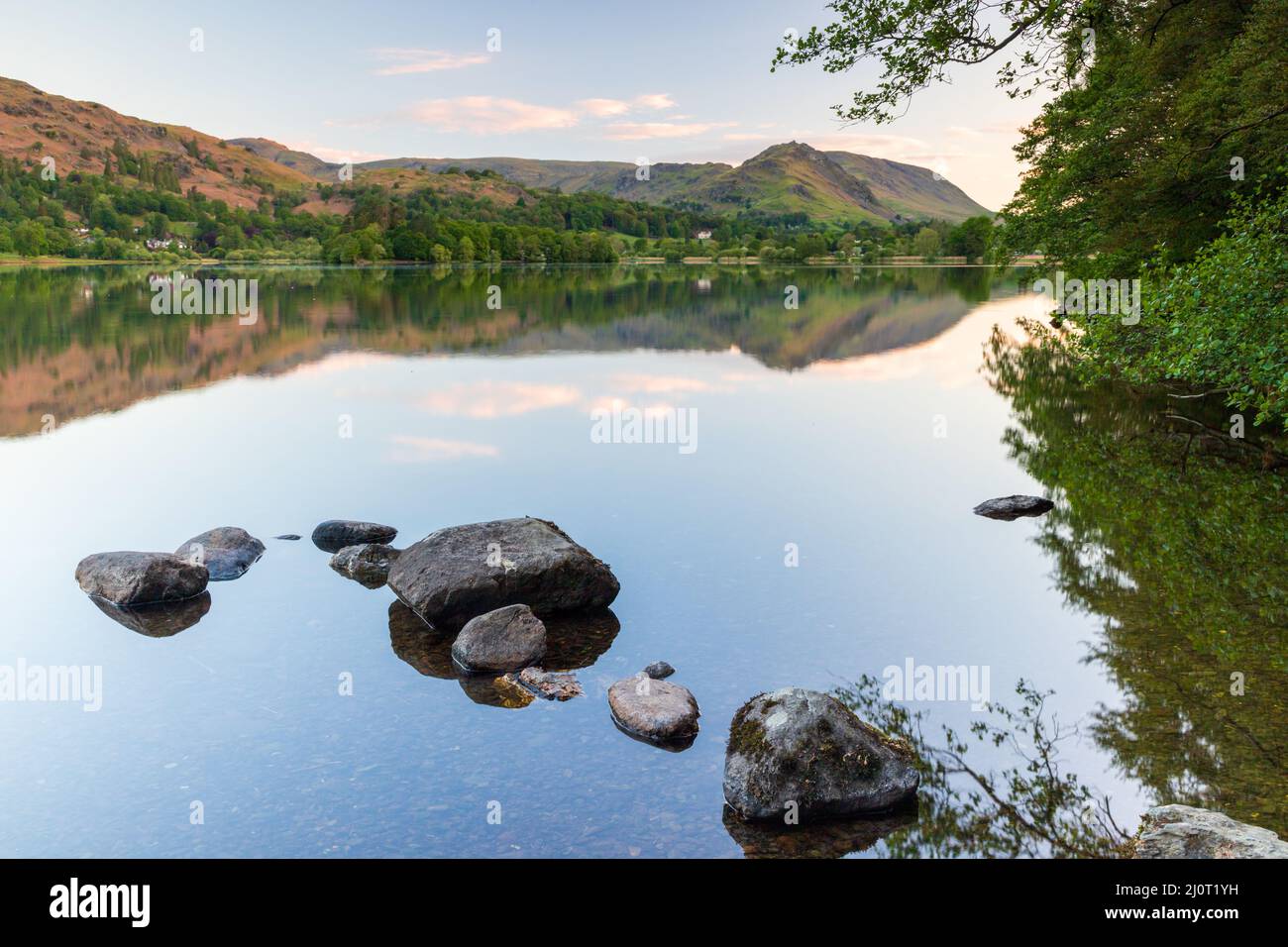 Dawn al lago di Grasmere in Cumbria, Regno Unito, mentre la giornata si stava rompendo Foto Stock