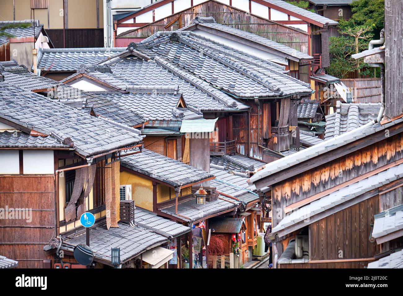 I tetti di tegole del vecchio quartiere di Kyoto. Higashiyama. Kyoto. Giappone Foto Stock