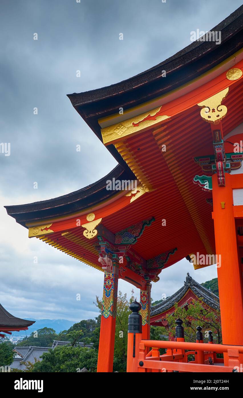 Il tetto curvo del cancello ovest (sei-mon). Tempio Kiyomizu-dera. Kyoto. Giappone Foto Stock
