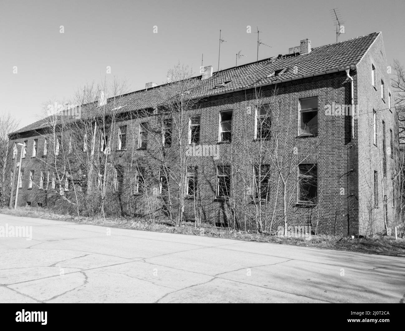 Un edificio di appartamenti trascurato in bianco e nero Foto Stock
